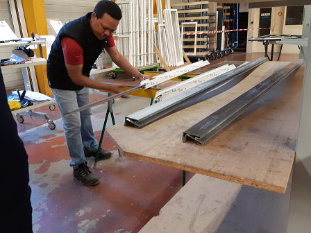 Les renforts m�tallique sont mis dans les profil�s PVC