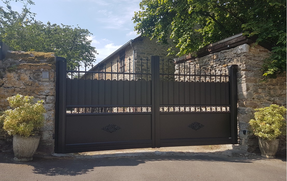 Portail coulissant motoris� CHARUEL